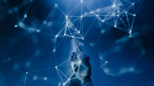 يد روبوتية تمتد نحو شبكة رقمية