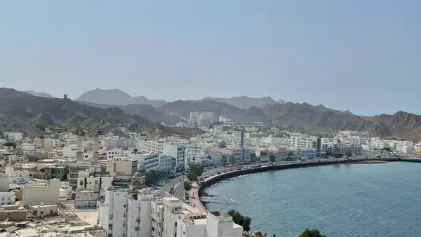 منظر جوي لساحل مسقط والمباني السكنية